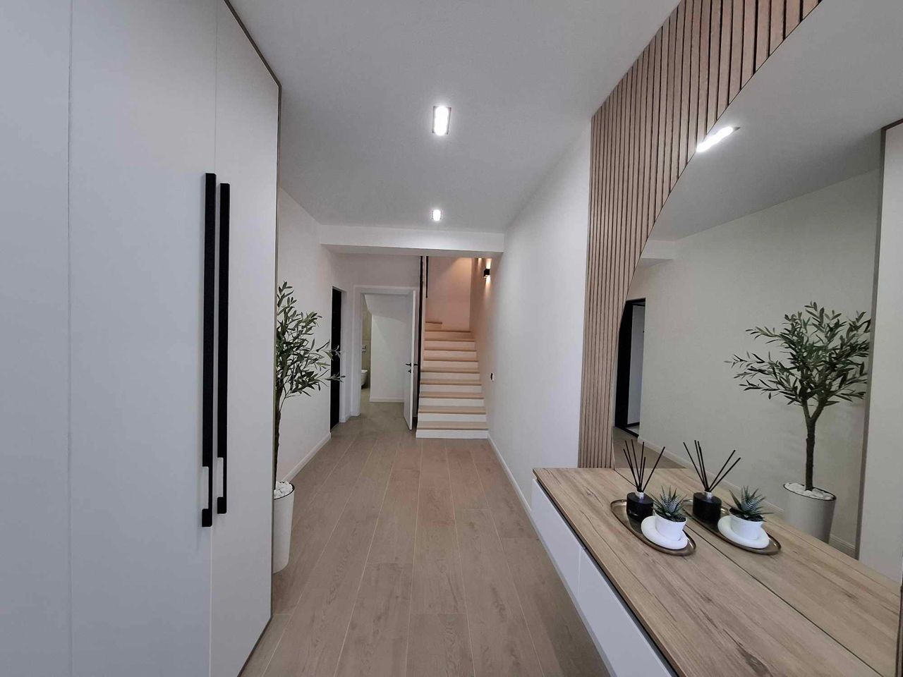 Casa tip Townhouse cu reparatie noua , Durlesti, marginea padurii! foto 2