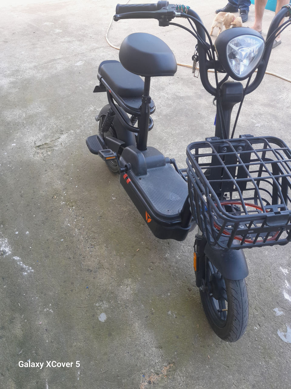 Vind bicicleta electrica,bateria tine 20 km nu are defecte foto 1