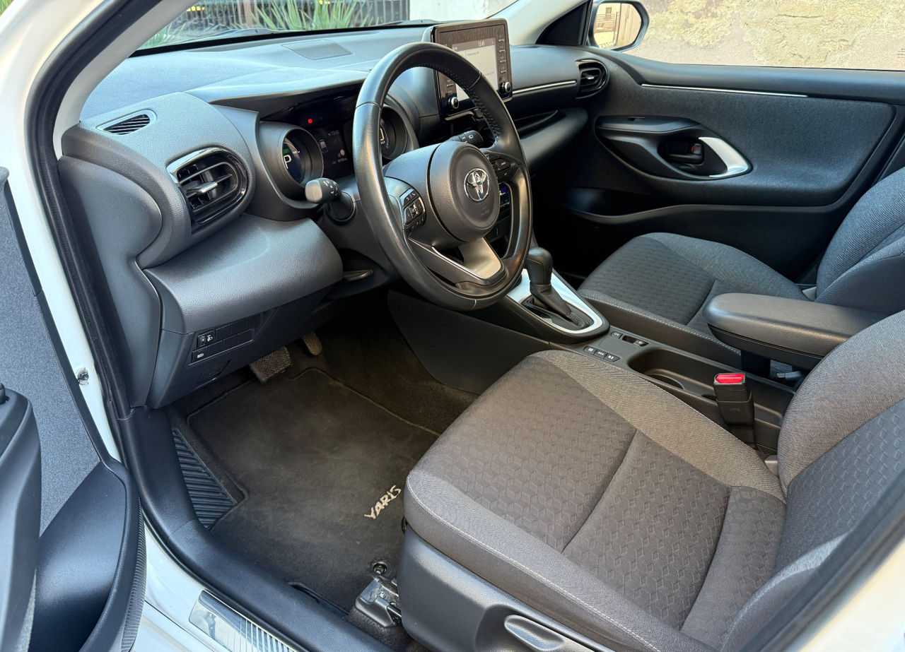 Toyota Yaris фото 13