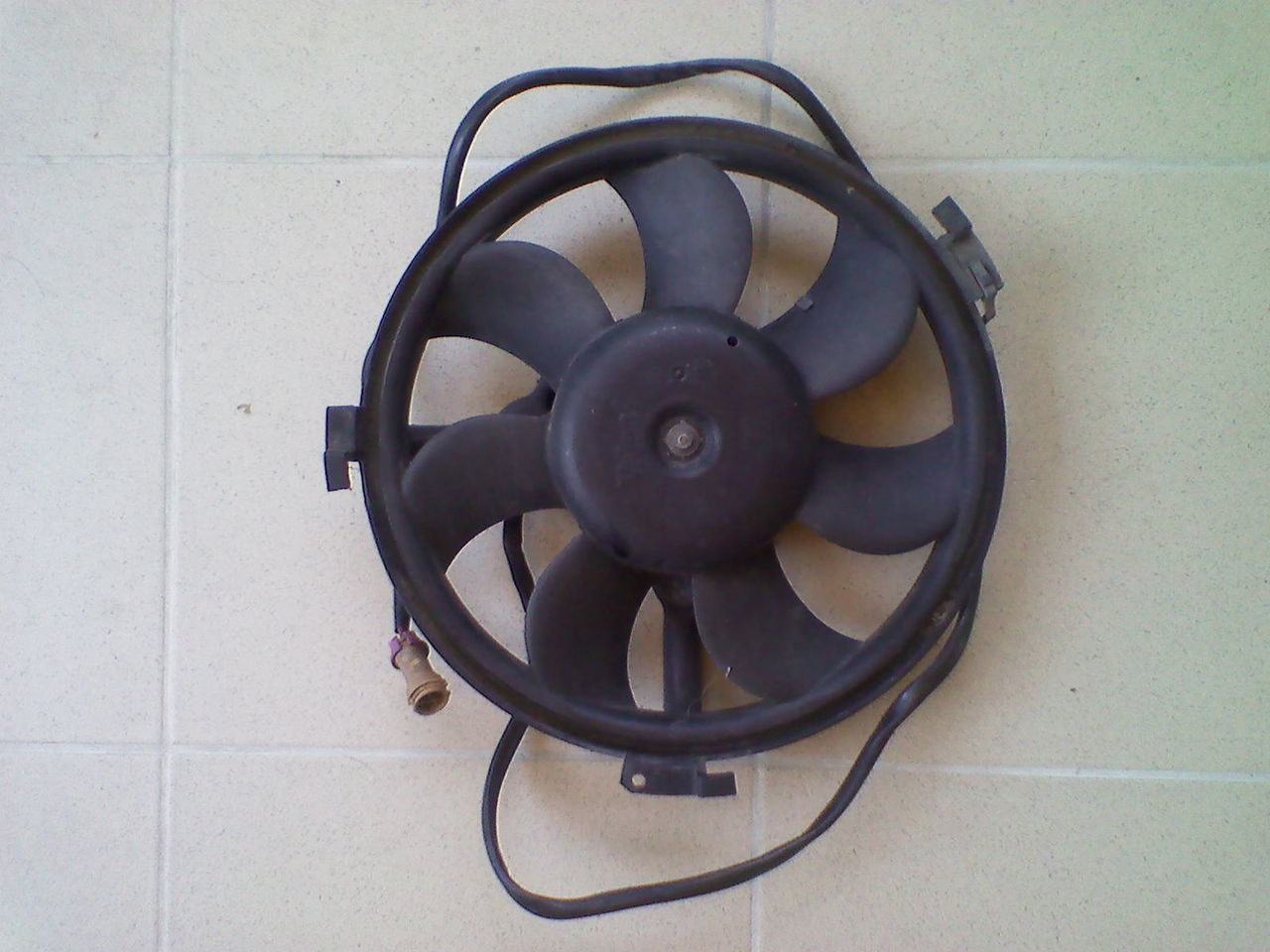 Вентилятор кондиционера в рабочем состоянии на 12 вольт. Диам. 31 см .