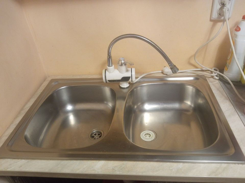 нормальная мойка двойная б/у- из нержавейки с сантехникой соединений до ...