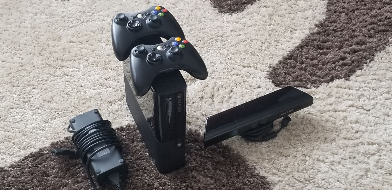 Xbox 360E + FreeBoot + Kinect + 2 Game Pads + 47 Games !