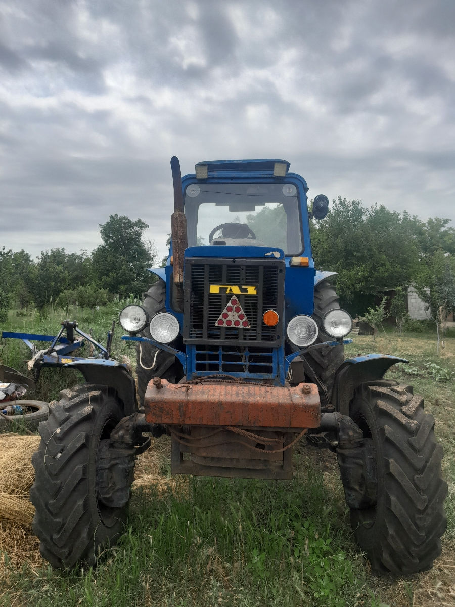 Tractor Belarus MTZ 80 de vânzare, cu plug inclus an 1981 (preț negociabil) foto 2