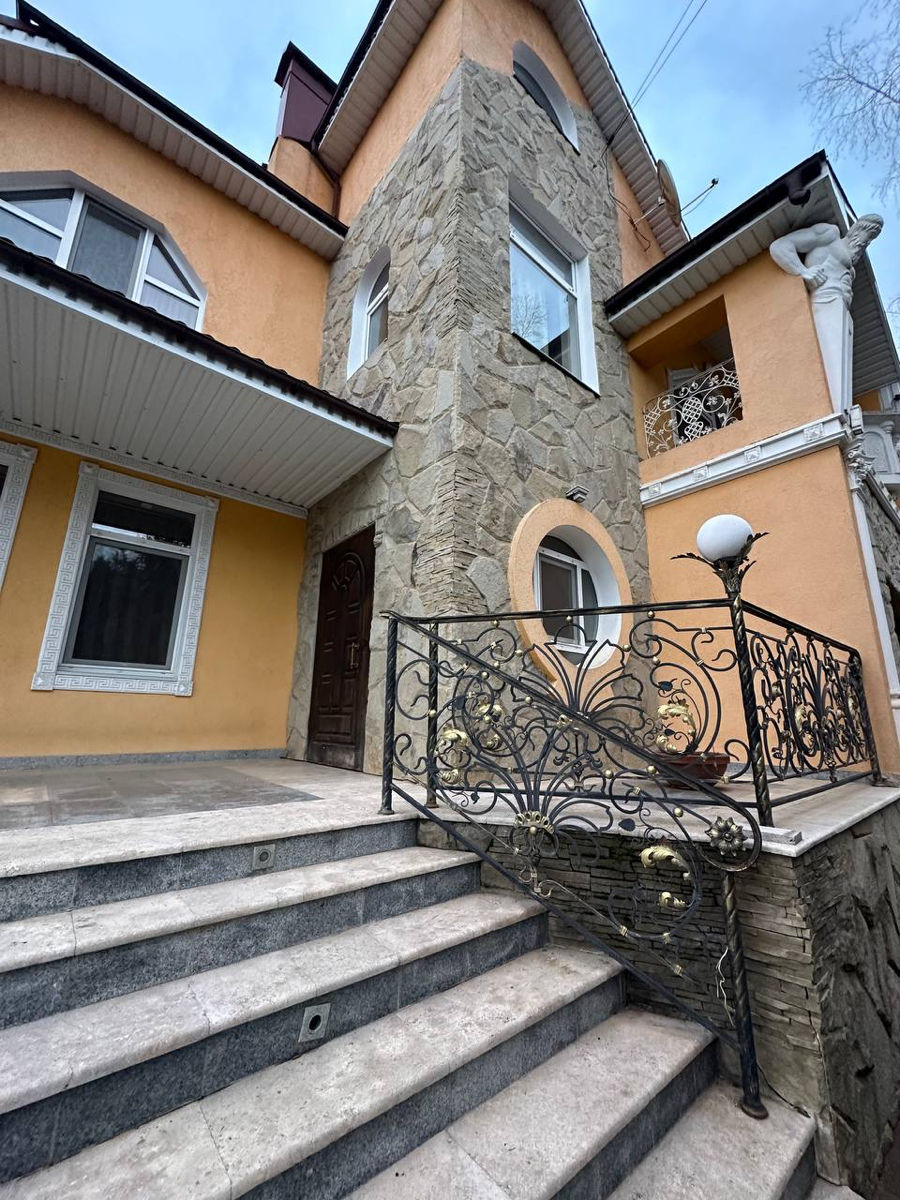 Casă 300 m² pe teren 20 ari