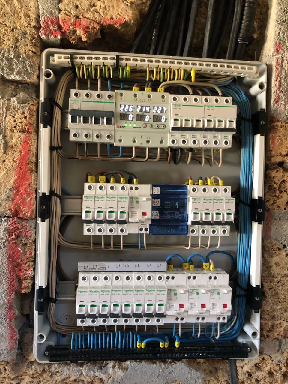Electrician profesional cu experienta si certificat de permitere catre lucrari. foto 2