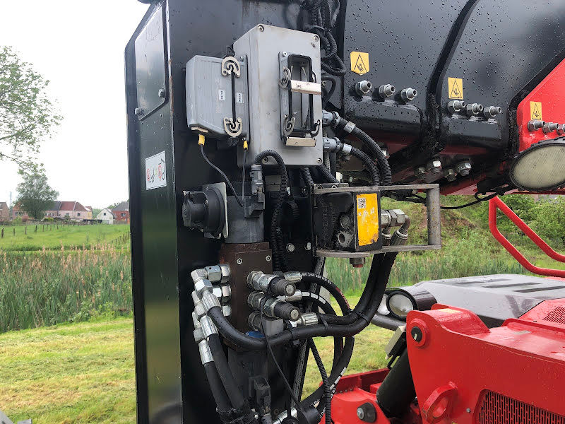 Телескопический погрузчик с поворотной башней Manitou MRT2470 фото 12