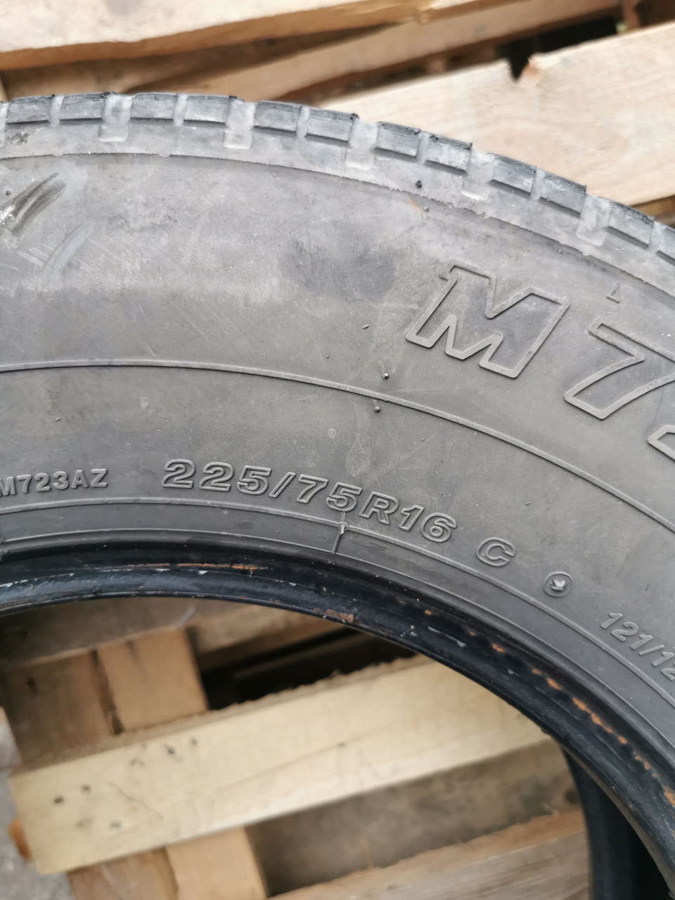 Bridgestone 225/75 R16C foto 2