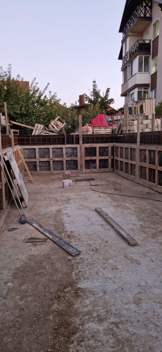 Construim piscine. Brigada de constructori. foto 1