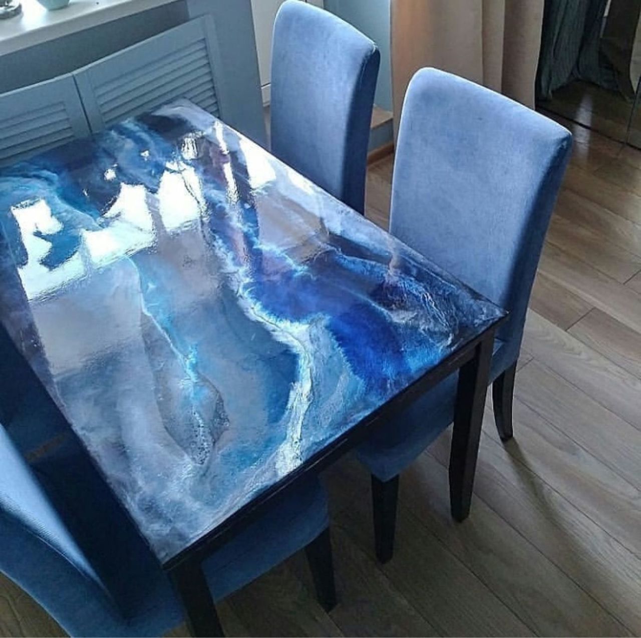 стол с эпоксидной смолой в интерьере