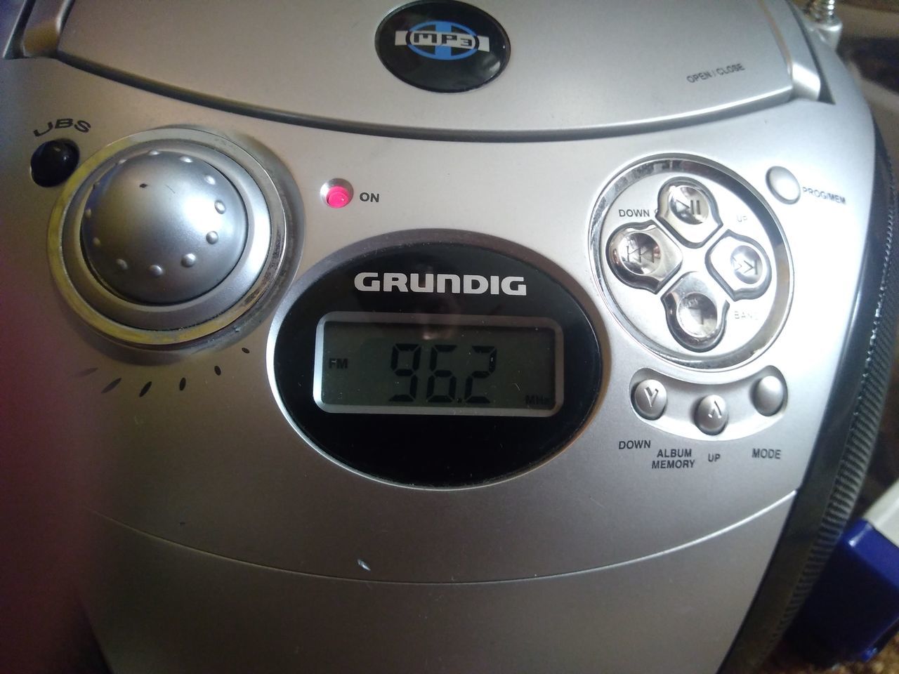 Магнитола Grundig. Цифровой тюнер, usb, cd. Время от времени звук фонит,  шипит. 250 лей+подарок.