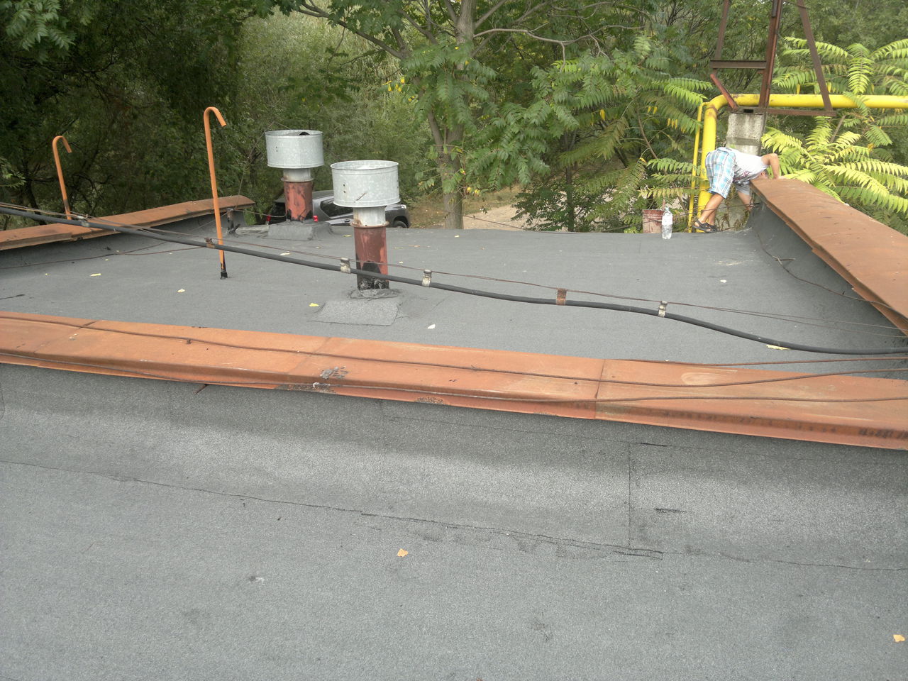 Lucrari de reparatie la acoperis moale (hydrobase,bipoli,ultra). reparam apartamente, garaje, hale foto 6