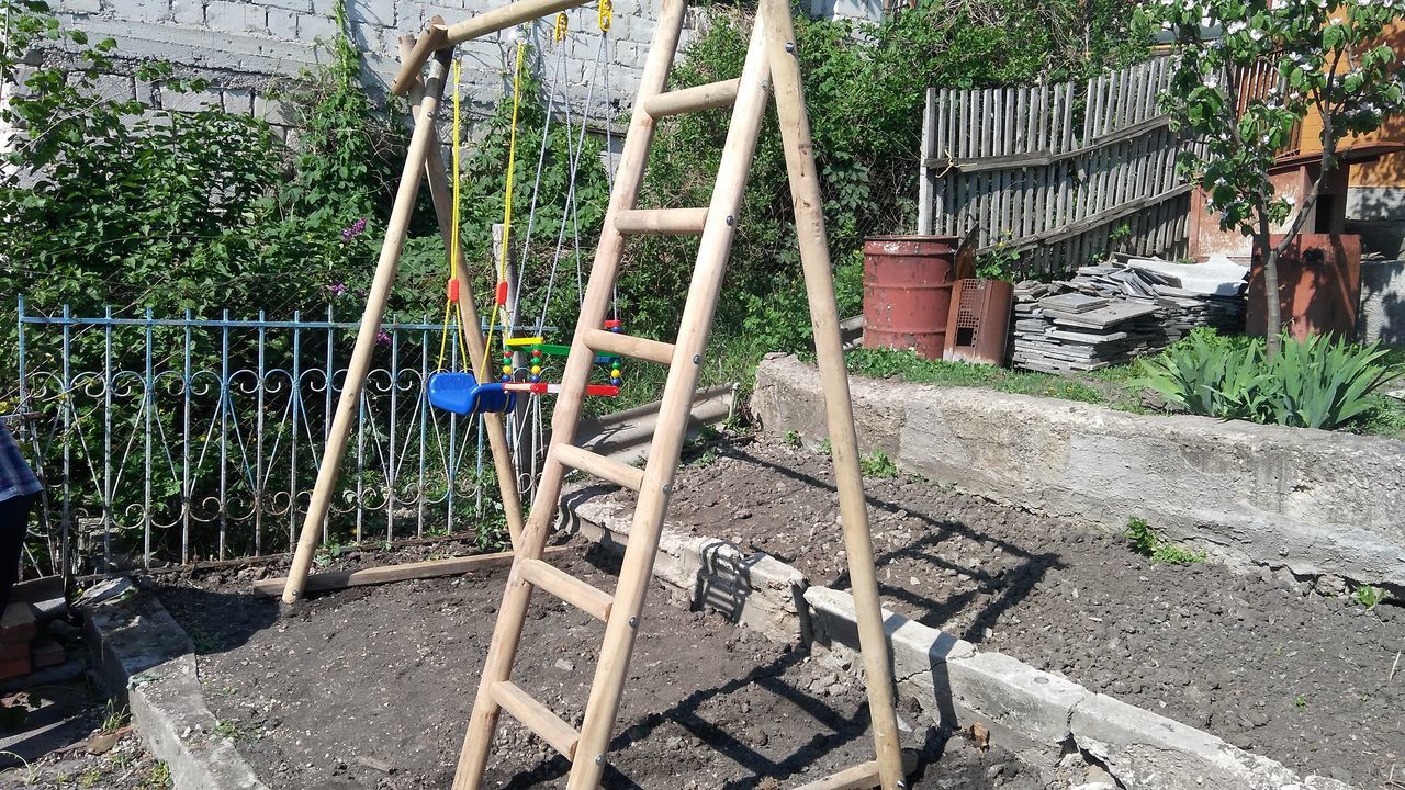 Качели (scrinciob, leagăn) детские, из оцилиндрованного бруса.