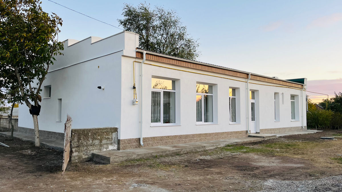 Fațada casei(termoizolarea pin la cheie) foto 4