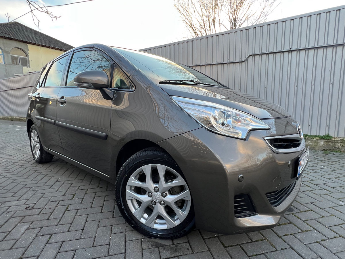 Toyota Verso-S foto 1