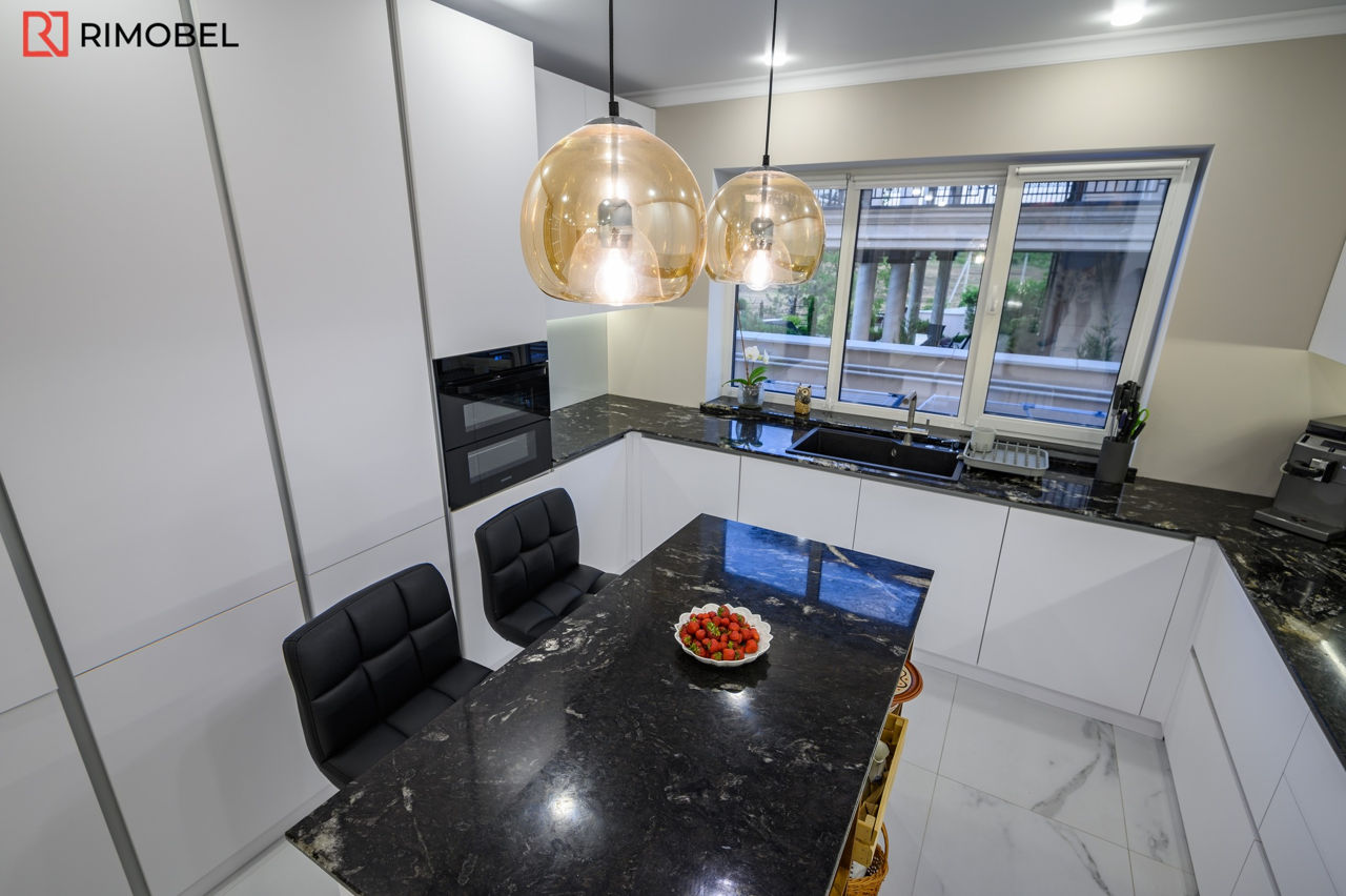 Bucătărie modernă în culoarea albă cu o peninsulă în mijloc foto 17