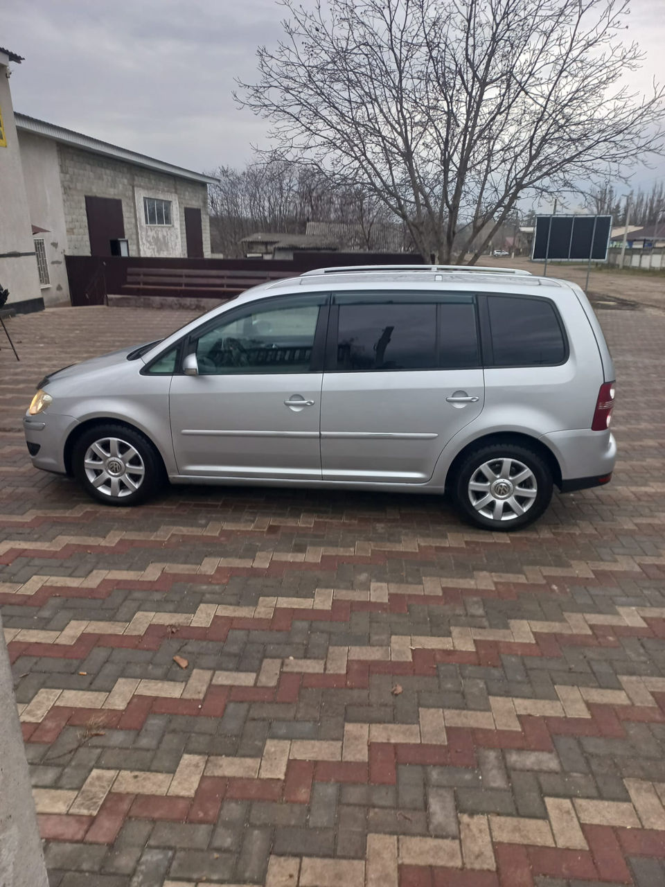 Volkswagen Touran foto 1