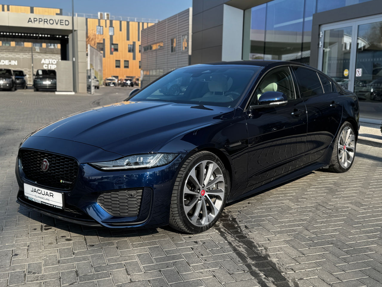 Jaguar XE фото 7