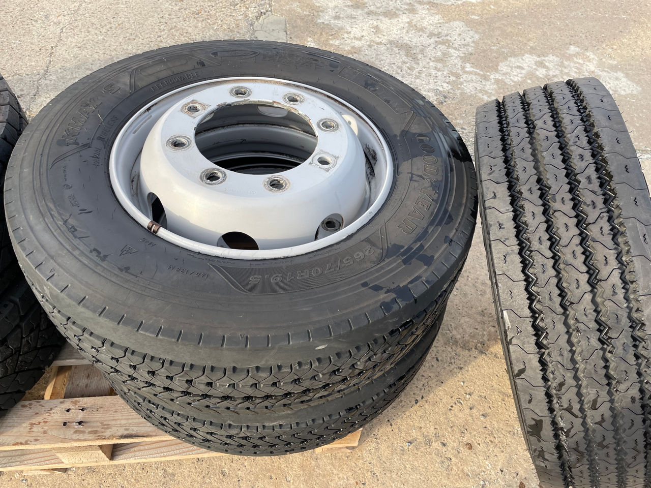 Goodyear 265/ 70/ R19.5 foto 2