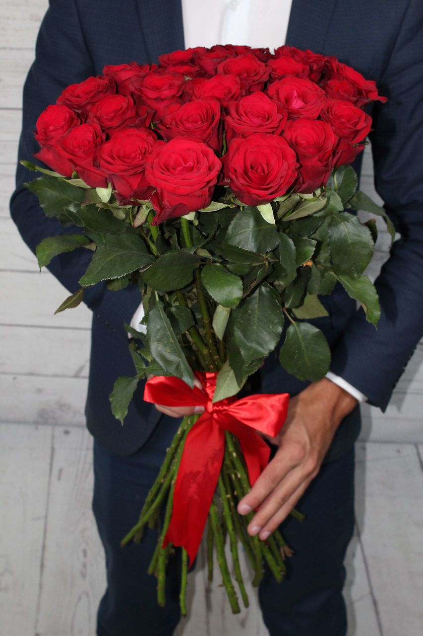 Можно дарить один цветок. Букет из красных роз. Букет для мужчины. Парень с букетом красных роз. Букет 25 красных роз.