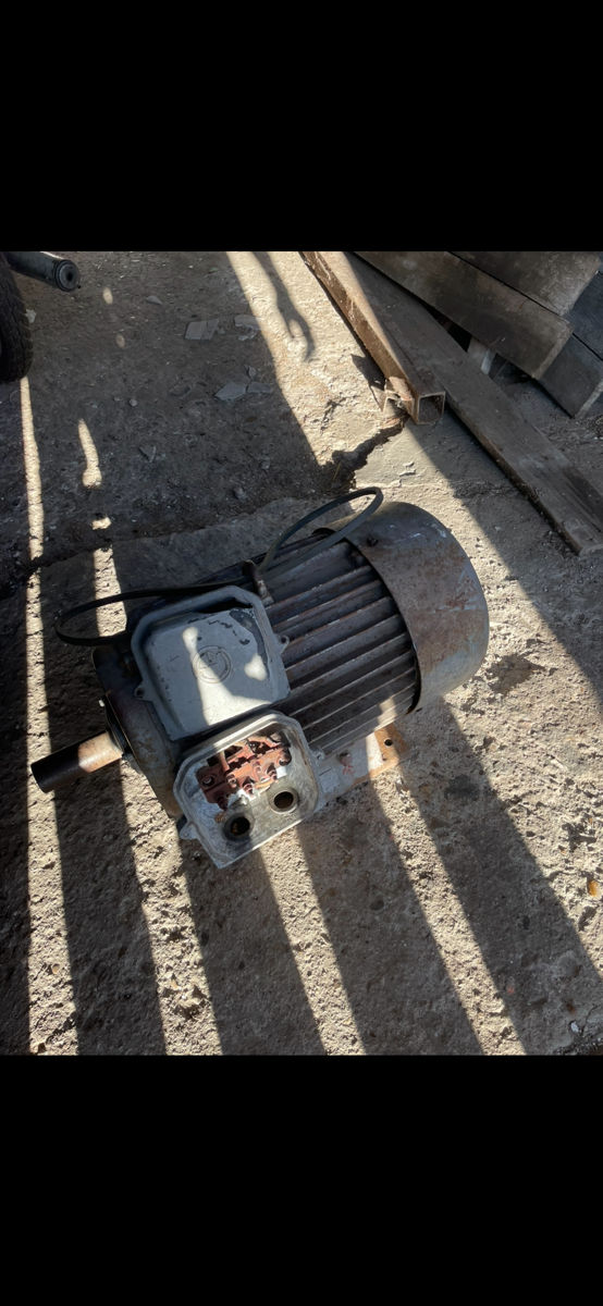 Vând motor electric foto 0