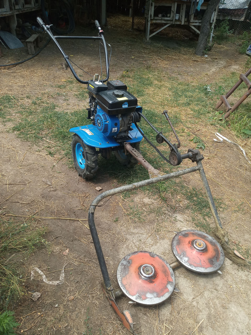 Продам или поменяю мотоблок бензиновый с косилкой роторной.