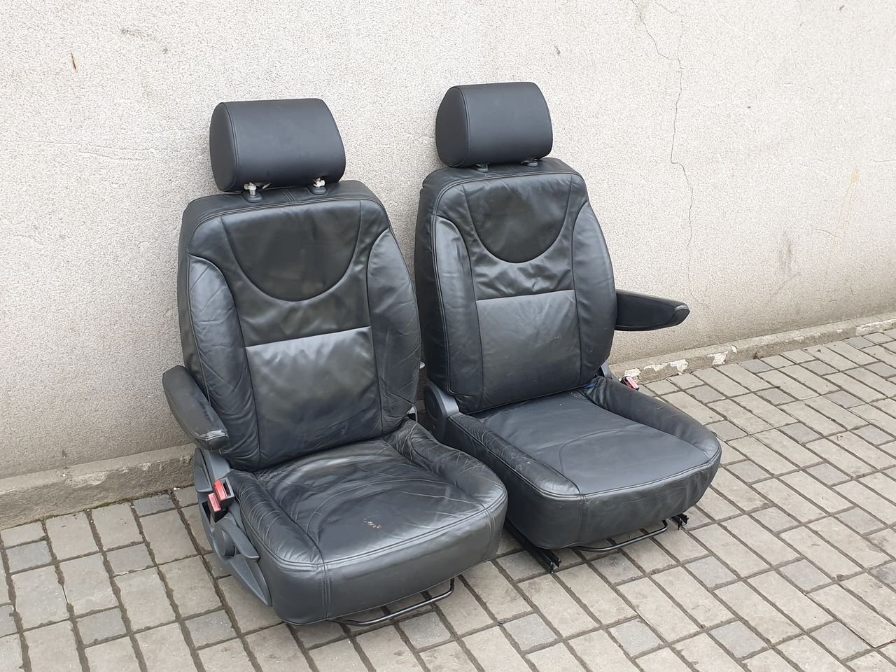 2 кожанных сидения