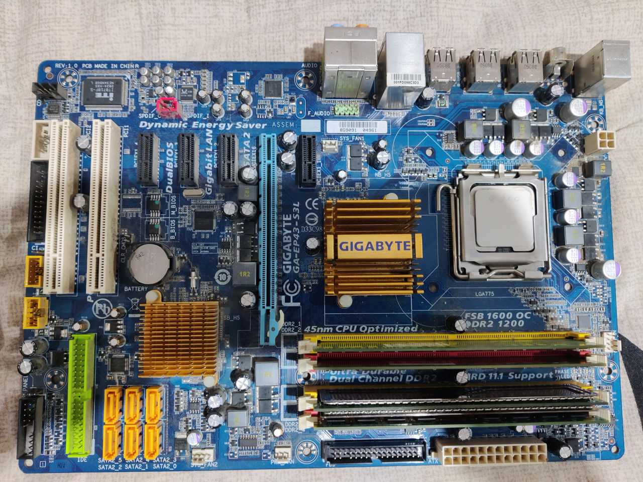 GigaByte GA-EP43-S3L + Intel Core 2 Duo E8200 2.66Ghz + 6GB RAM