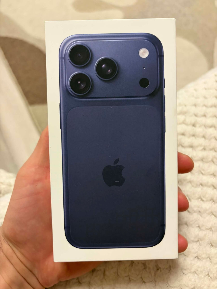 iPhone 17 Pro Blue