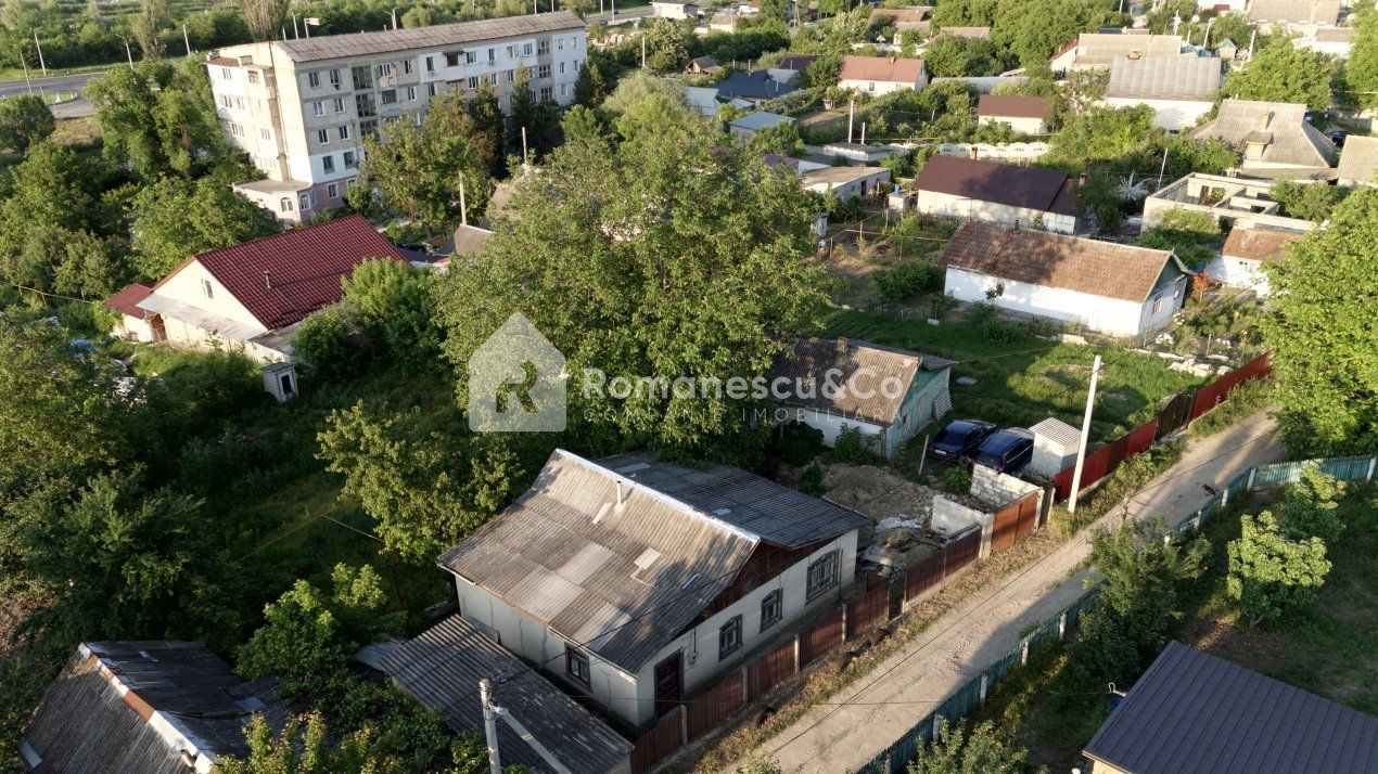 Casă cu teren de 8 ari de vânzare în centrul or. Strășeni, str. Mihai Viteazul.