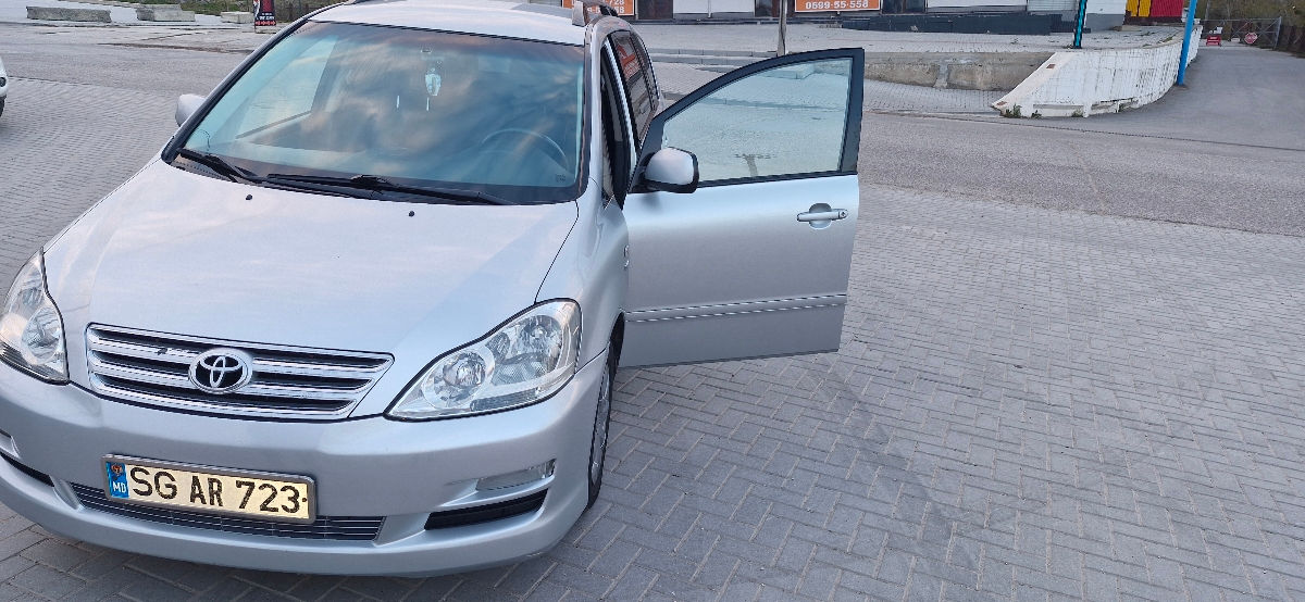 Toyota Avensis Verso фото 8