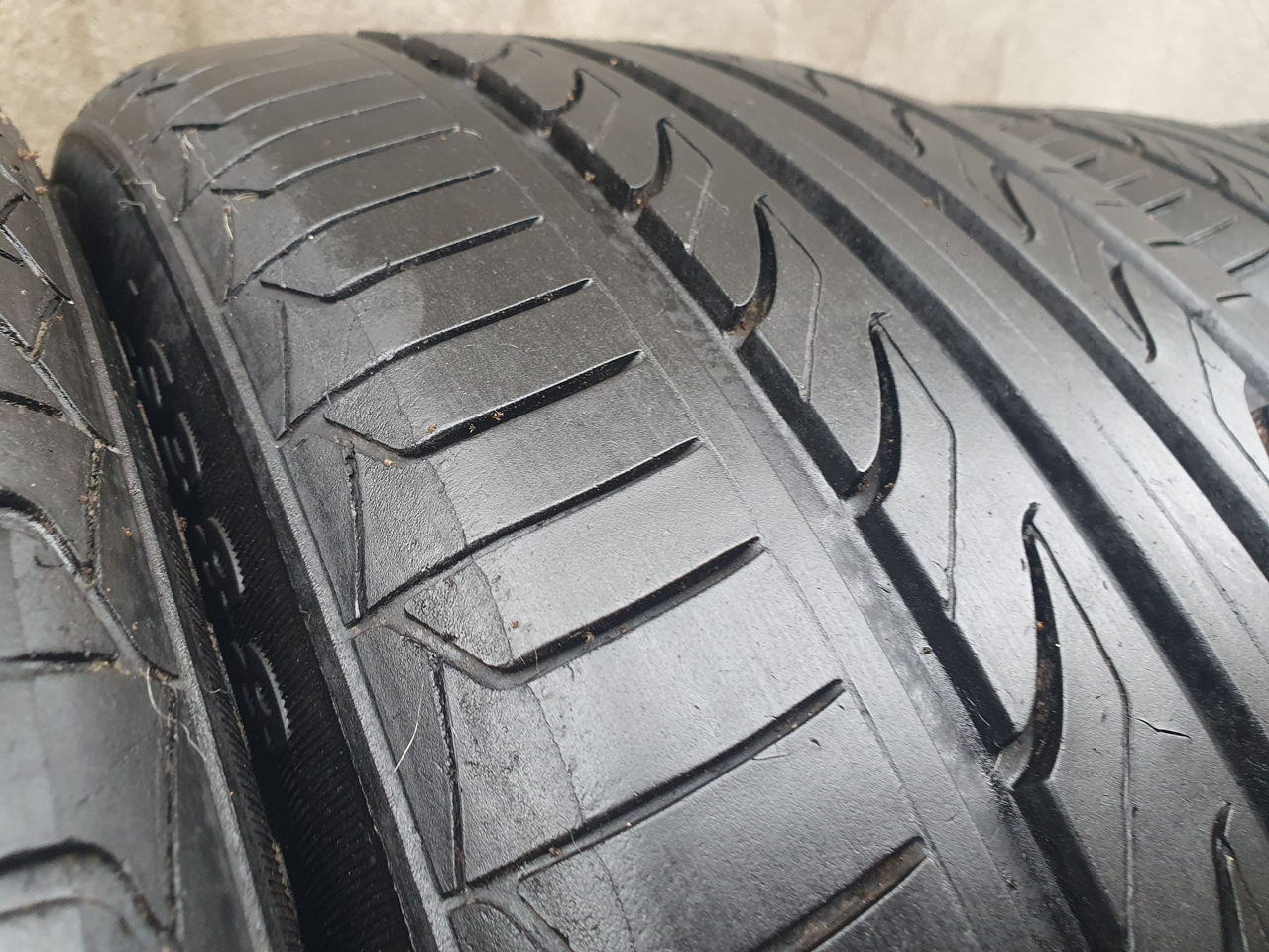 225/40/ R18- Landsail.