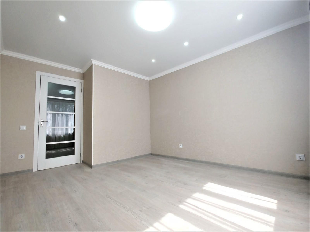 Instalare laminat si plintus . Pret accesibil,lucru calitativ. foto 2