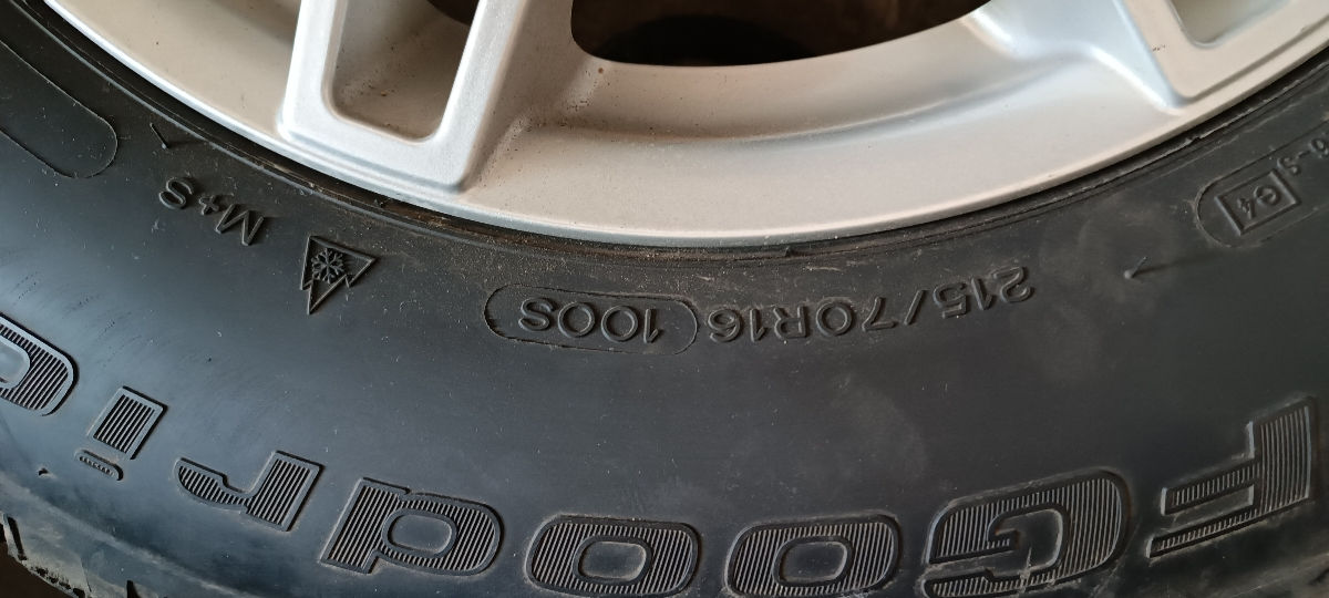 O anvelopă 215/70 R16 foto 3