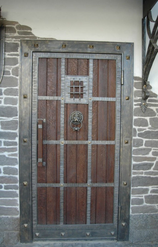Usi la beci . basement doors. foto 4