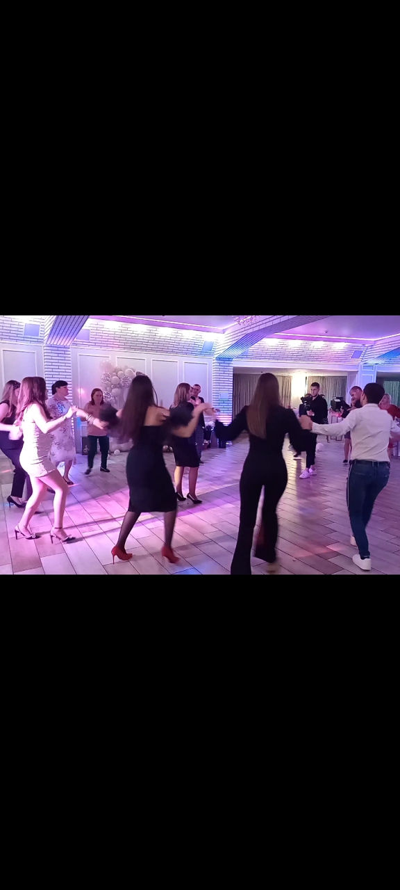 Muzică DJ/Lumini- solistă -moderatoare - pentru evenimente : zile de naștere ,nunți , cumatrii e.t.c foto 4