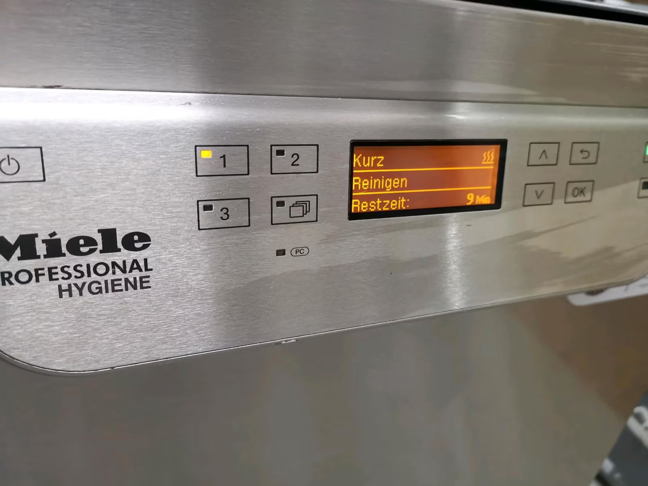 Профессиональная посудомоечная машина Miele фото 0