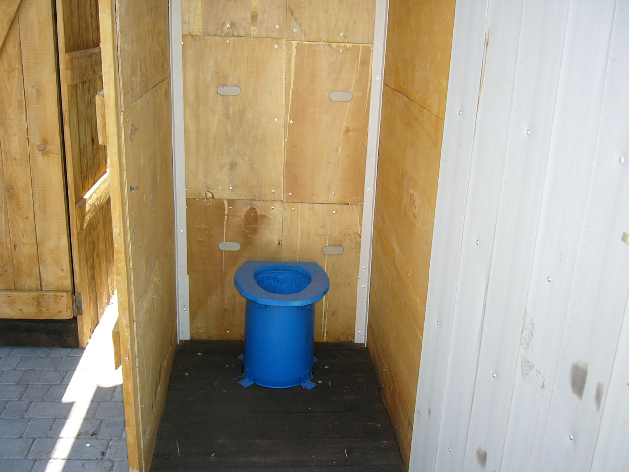 Деревянные туалеты для дома и дачи в бельцах. viceu din lemn будки для собак foto 1