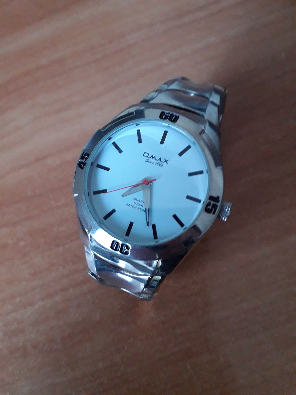 Продам швейцарские часы omax quartz 5 bar water resistant since 1946