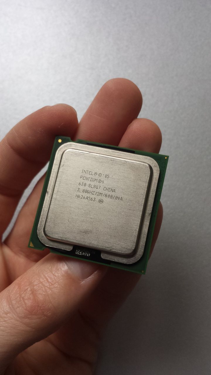 Vând CPU Intel Pentium 4 630 - 3GHz