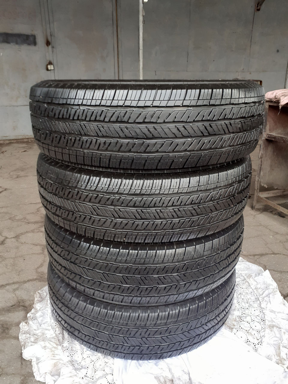 Отличная M +S резина 255-70-R18 Brigestone