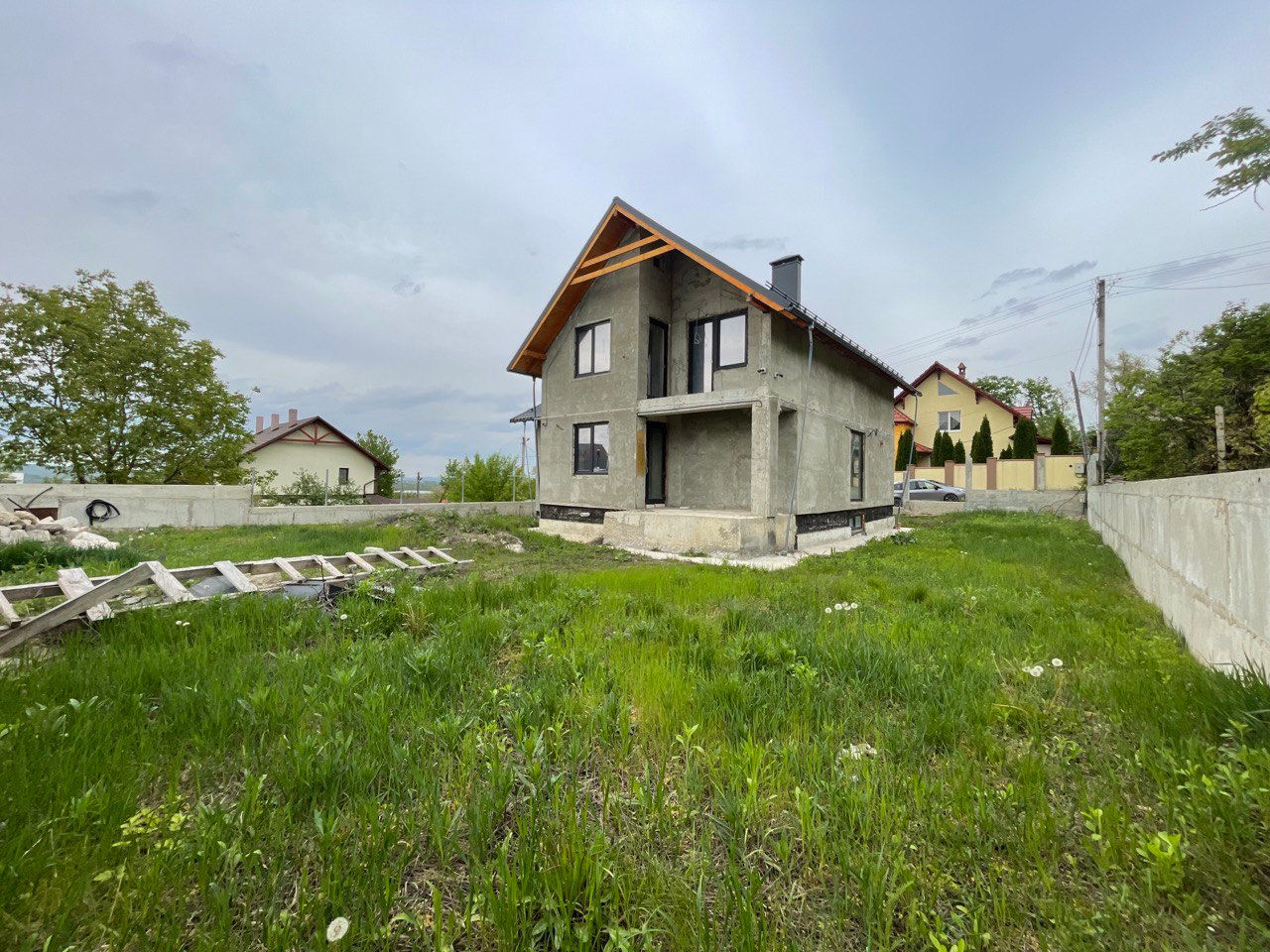 Casă în 2 nivele, or. Dumbrava, 300 mp + 6 ari!