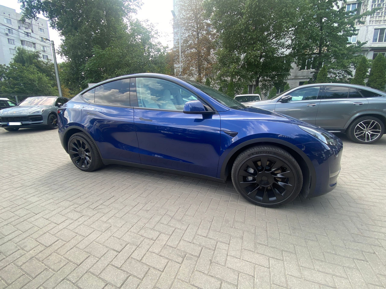 Tesla Model Y foto 2