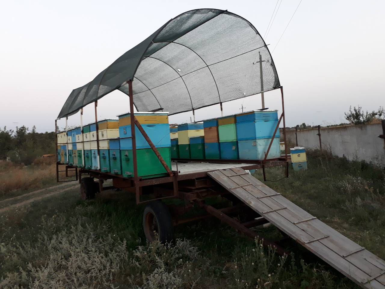 Будка пчеловода на колесах своими руками