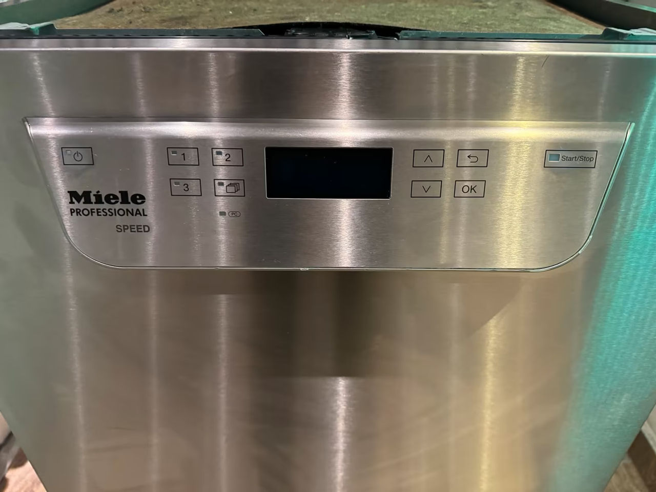 Профессиональная посудомоечная машина Miele фото 1