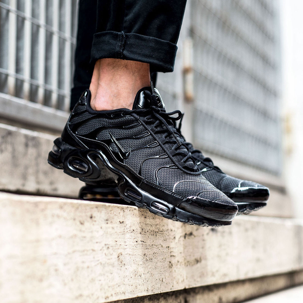 Nike tn air all black hotsell