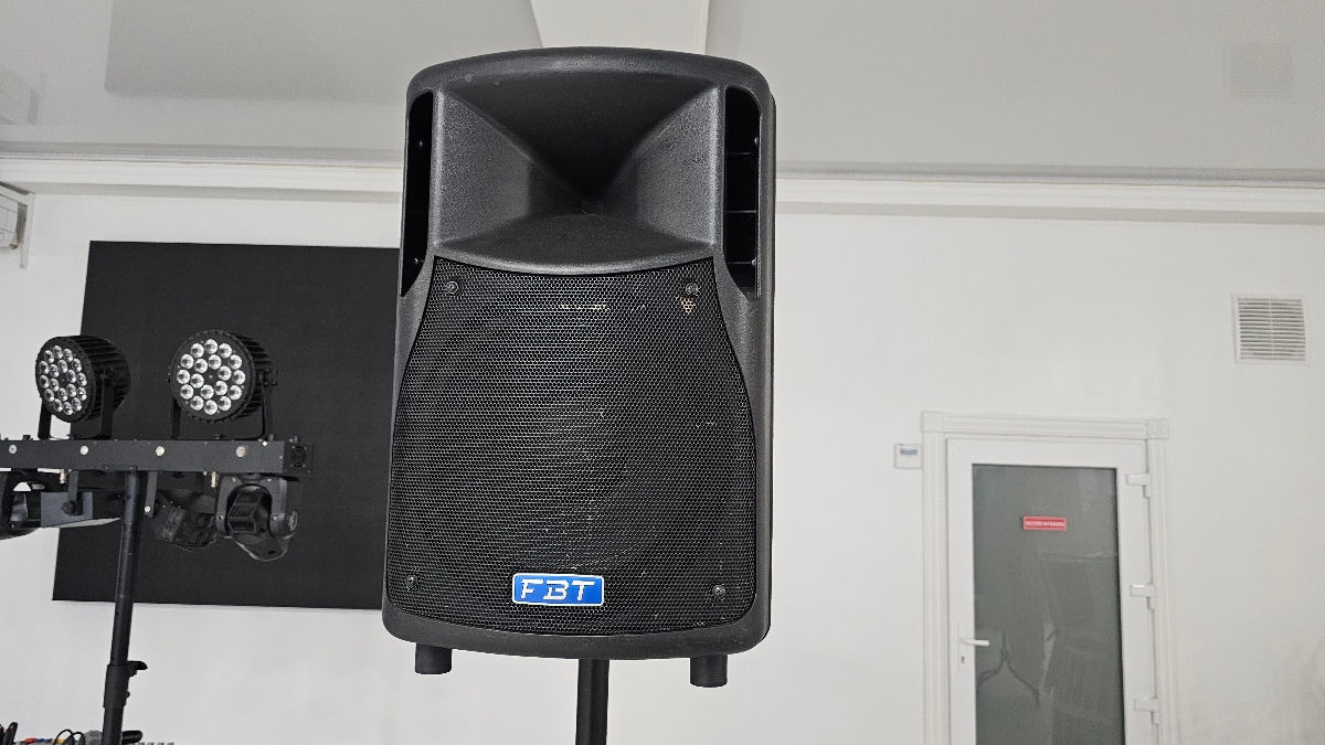 Vind 2 boxe  FBT Himaxx 40A+stative+huse și cabluri, 1400 euro foto 1