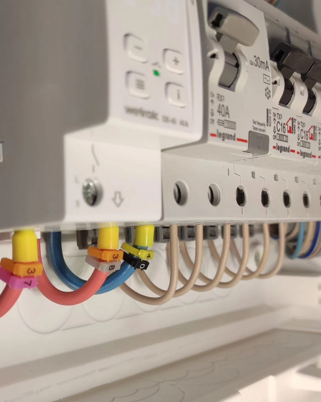 Electrician profesional cu experienta si certificat de permitere catre lucrari. foto 5
