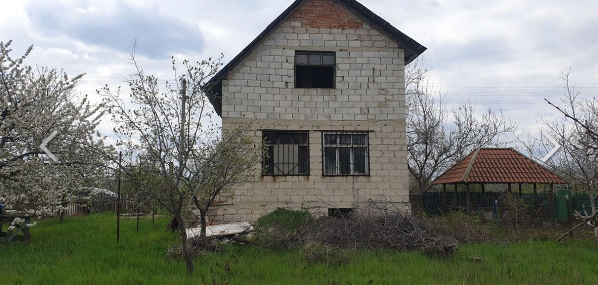 Vand casa-vila nefinisata, la 10 km de oras