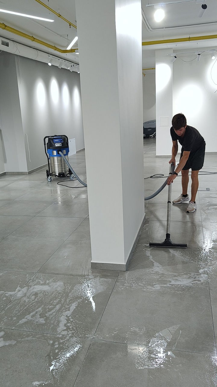 Servicii de curățare mecanizată a podelelor, pavajului, mochetei, etc. foto 2