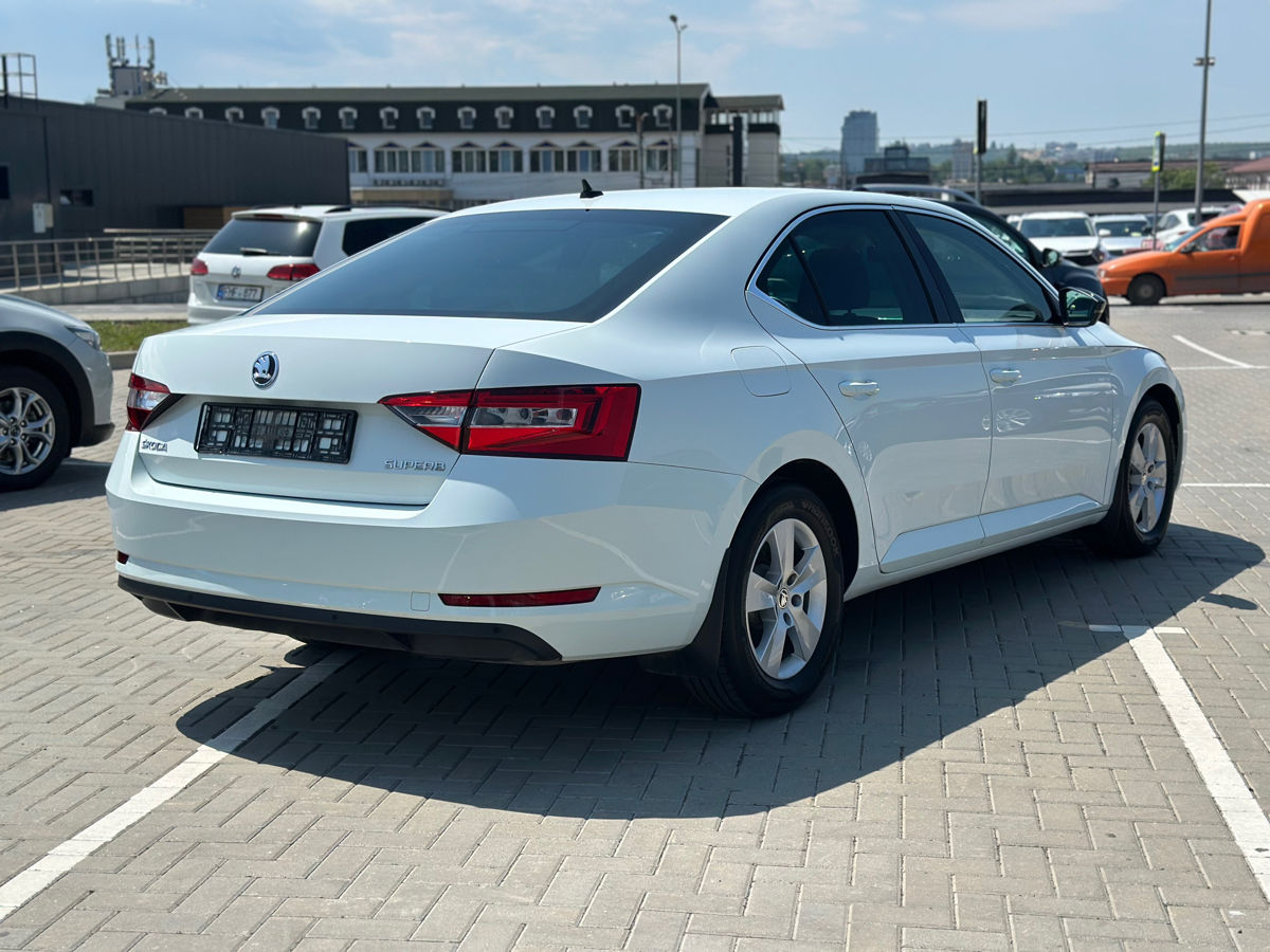 Skoda Superb foto 2